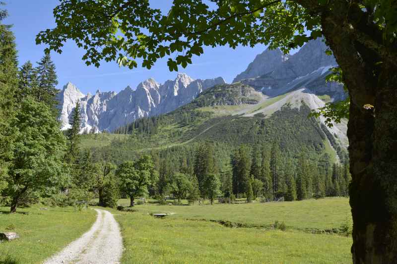 Auf diesem Weg über den kleinen Ahornboden führt die Karwendeltour