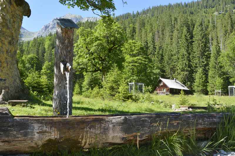 Der Rastplatz mit Brunnen am kleinen Ahornboden 