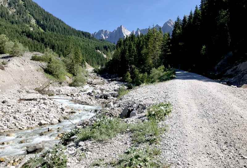 Auf diesem Forstweg geht die Mountainbiketour in Richtung kleiner Ahornboden und Falkenhütte