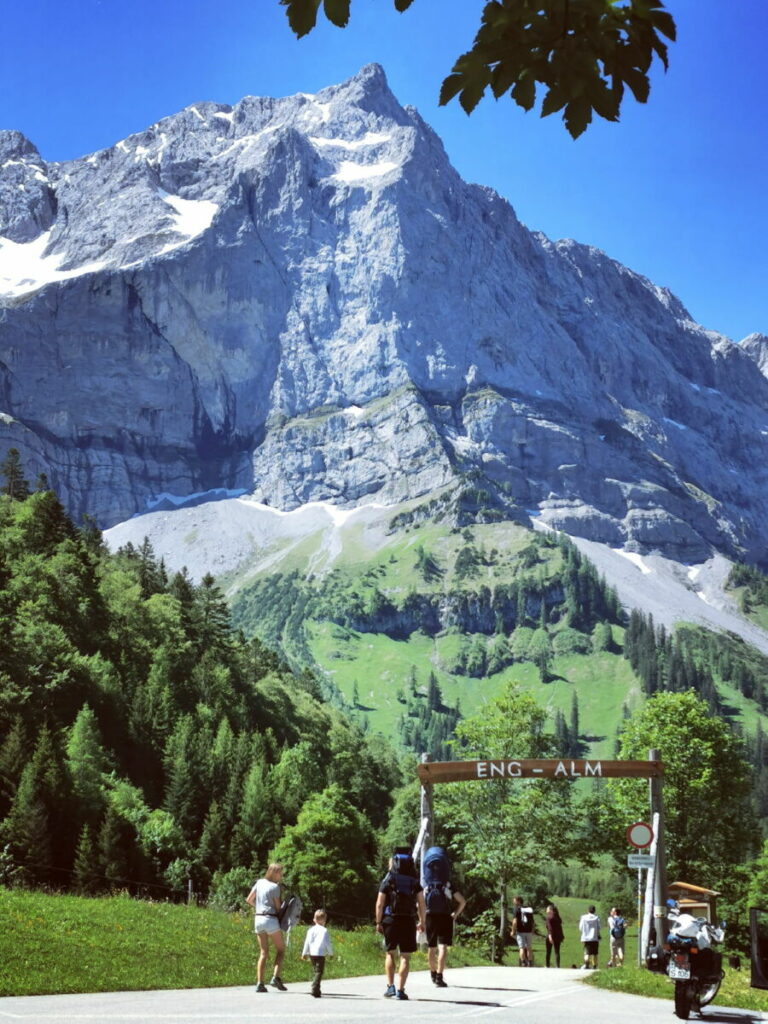 Durch dieses hölzerne Tor führt der kurze Weg vom Parkplatz zu den urigen Htten der Eng Alm