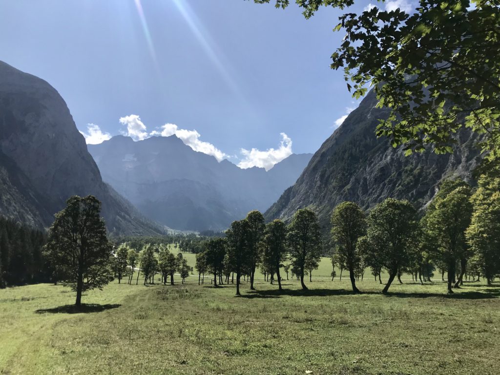 Der Blick über den Ahornboden - hinten die Spritzkarspitze im Karwendel