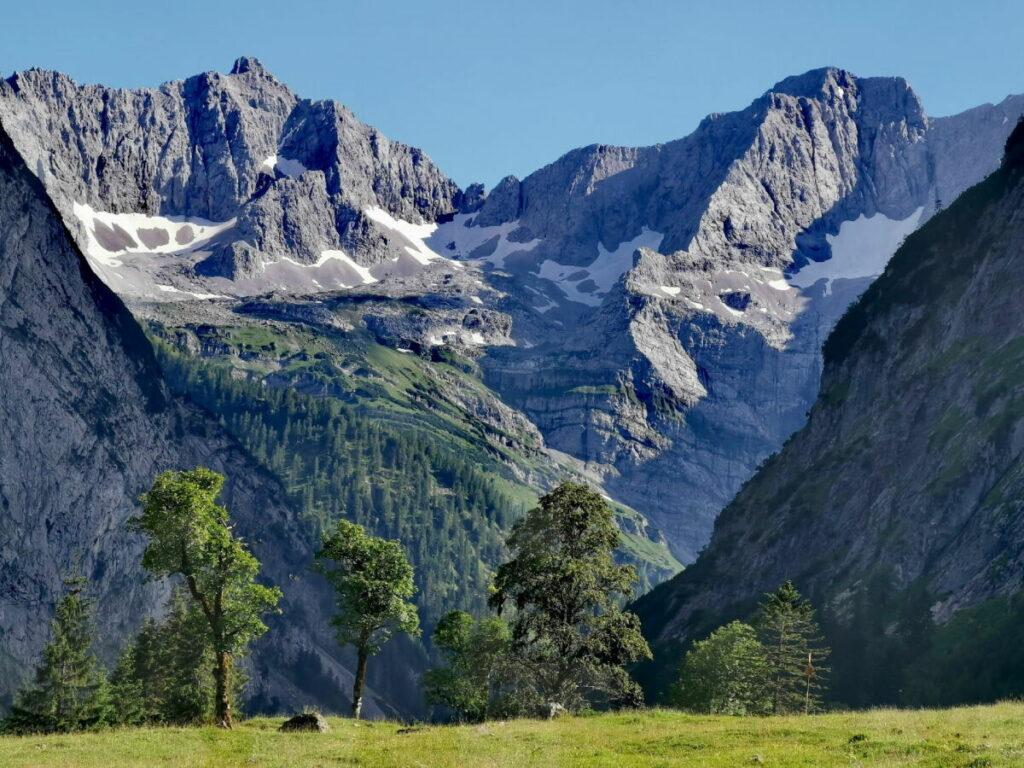 Imposant, der Blick über die ersten Ahornbäume auf die Felsen des Karwendelgebirge