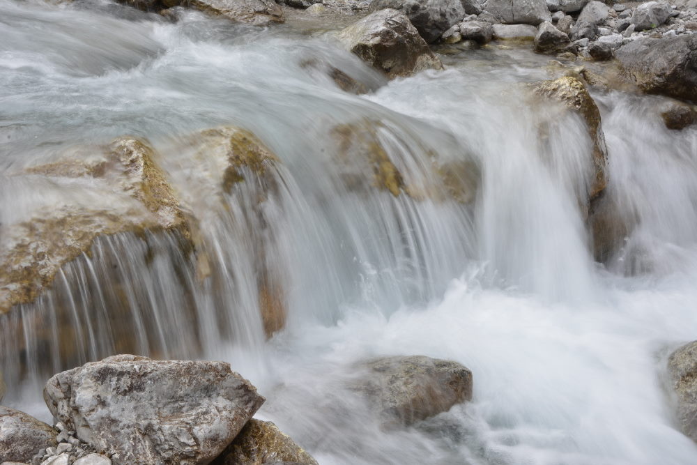 Dem glasklaren Wasser kann ich stundenlang zuschauen - der Rissbach am Ahornboden