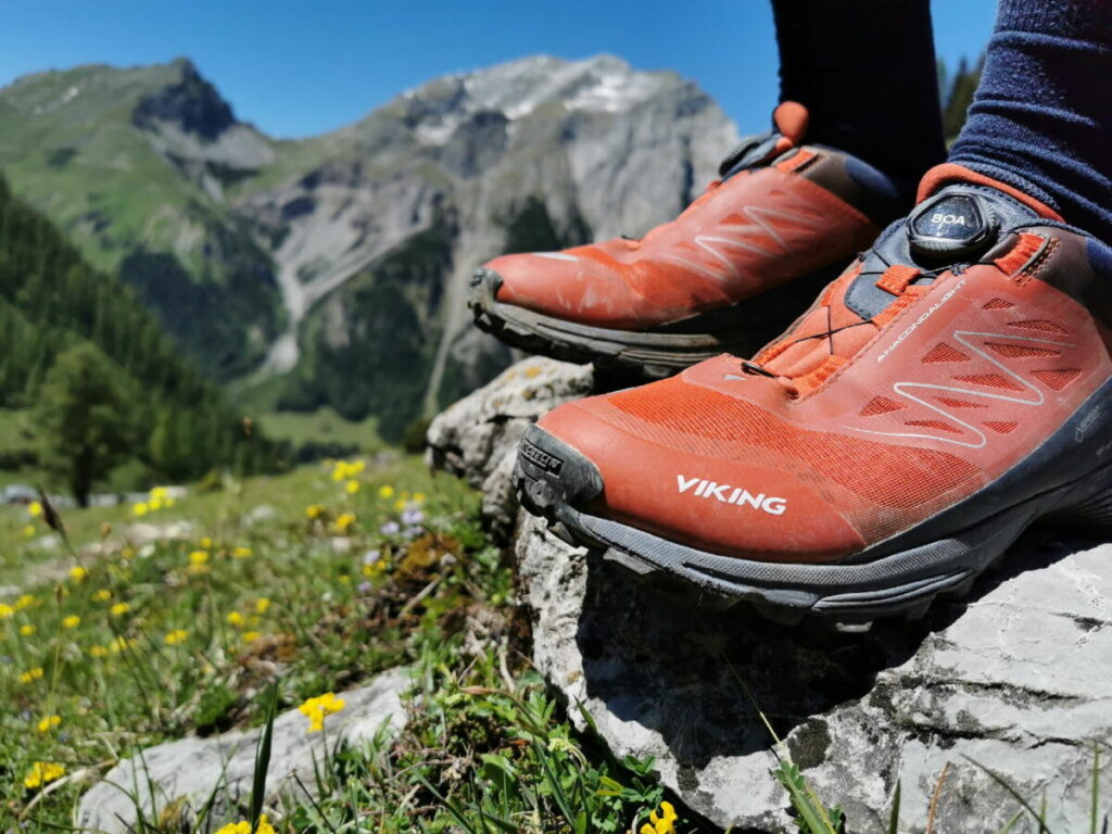 Denk an gute Wanderschuhe - du brauchst auf dieser Tour rutschfeste Sohlen! Mit unseren VIKING Anaconda Schuhen ging es super.