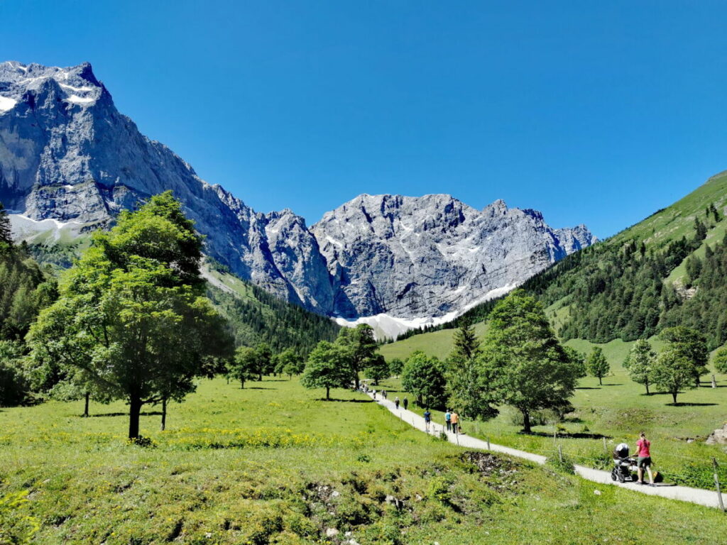 Ahornboden mit Kinderwagen - vom letzten Parkplatz auf diesem schönen Weg zur Engalm wandern