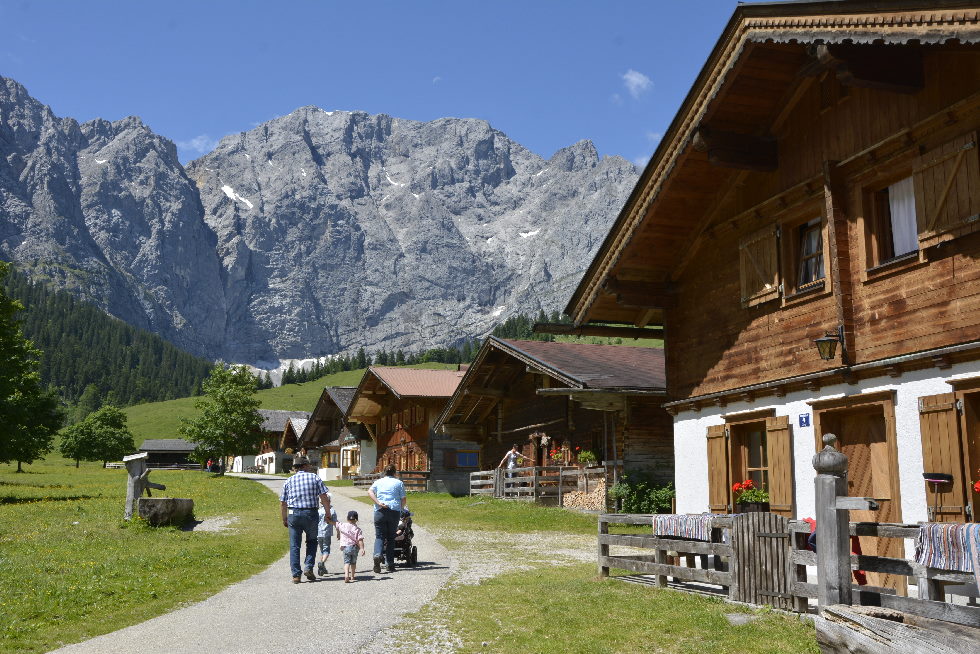 Ausflug Alpen mit Kinderwagen oder Rollstuhl - auf dem befestigten Weg durch das Almdorf