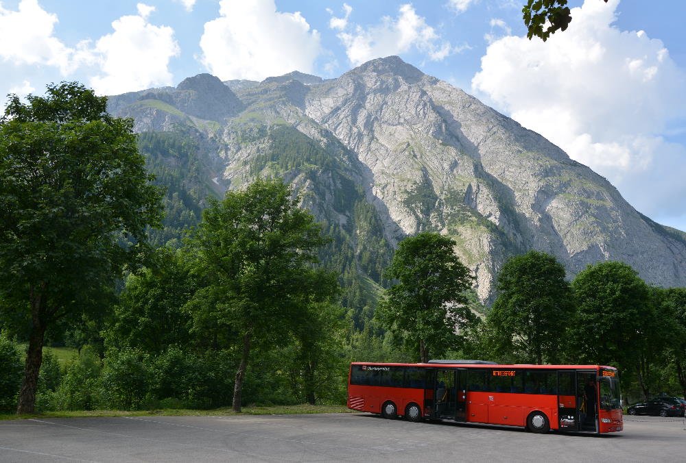 Bergsteigerbus Eng - Endhaltestelle am Parkplatz in der Eng, am Großen Ahornboden