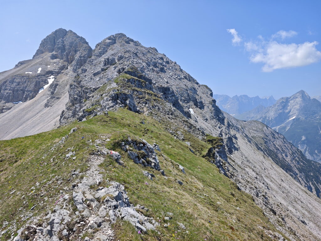 Bettlerkarspitze Wanderung - von der Wiese geht´s in die Felsen Richtung Gipfelkreuz