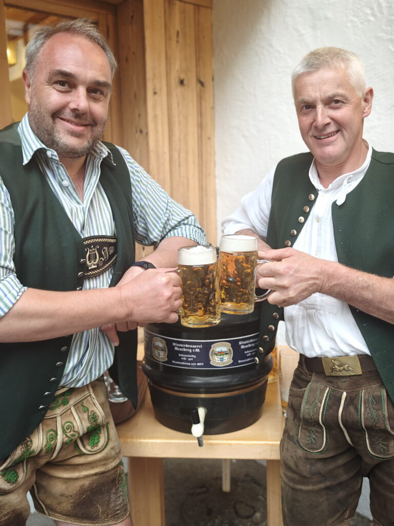Klaus Hochwind (Vorstand der Klosterbrauerei Reutberg) kam mit einem Fass Bier zum Gratulieren