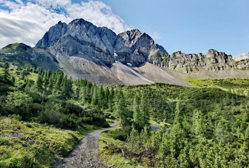 Die Lamsenspitze oberhalb der Binsalm