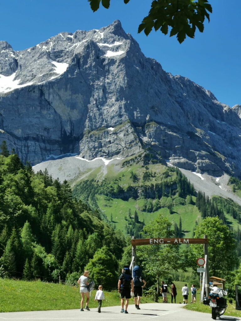 Start der Binsalm Wanderung ist am großen Wanderparkplatz in der Eng. Hinter dem Eng Alm Tor geht links der Wandersteig hinauf.