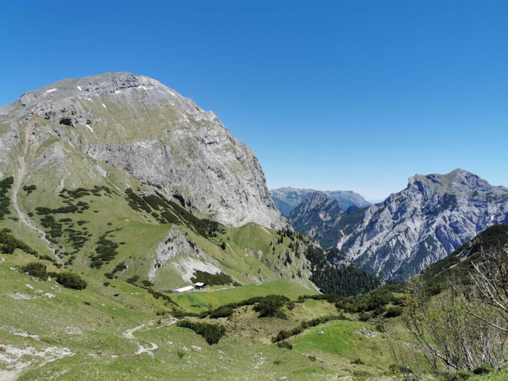 Der Ausblick vom Binssattel auf das Sonnjoch, links im Bild