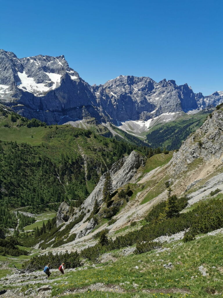 Steil geht es über die Serpentinen hinauf zum Binssattel