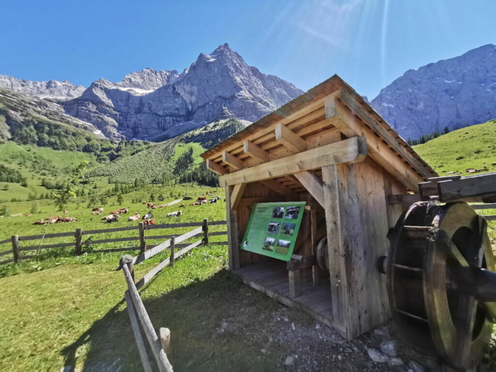 Das Wasserrad treibt ein Butterfass an - früher wurde so die Butter in der Engalm hergestellt