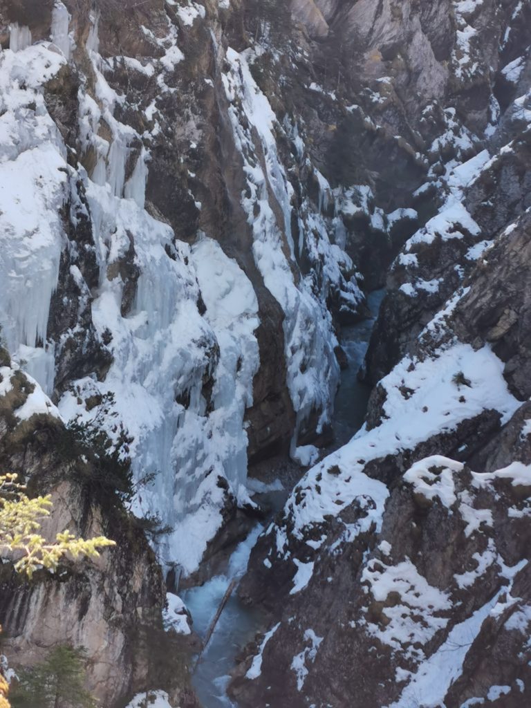 Johannestal im Karwendel: Riesige Eiszapfen in der Klamm