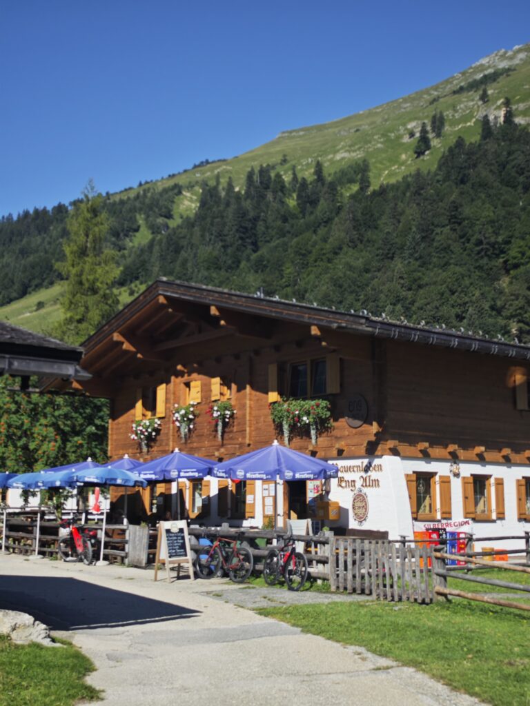 Nur hier im Bauernladen bekommst du den echten Käse der Engalm. Du kannst ihn bei der Hütte essen oder ihn mit nach Hause nehmen