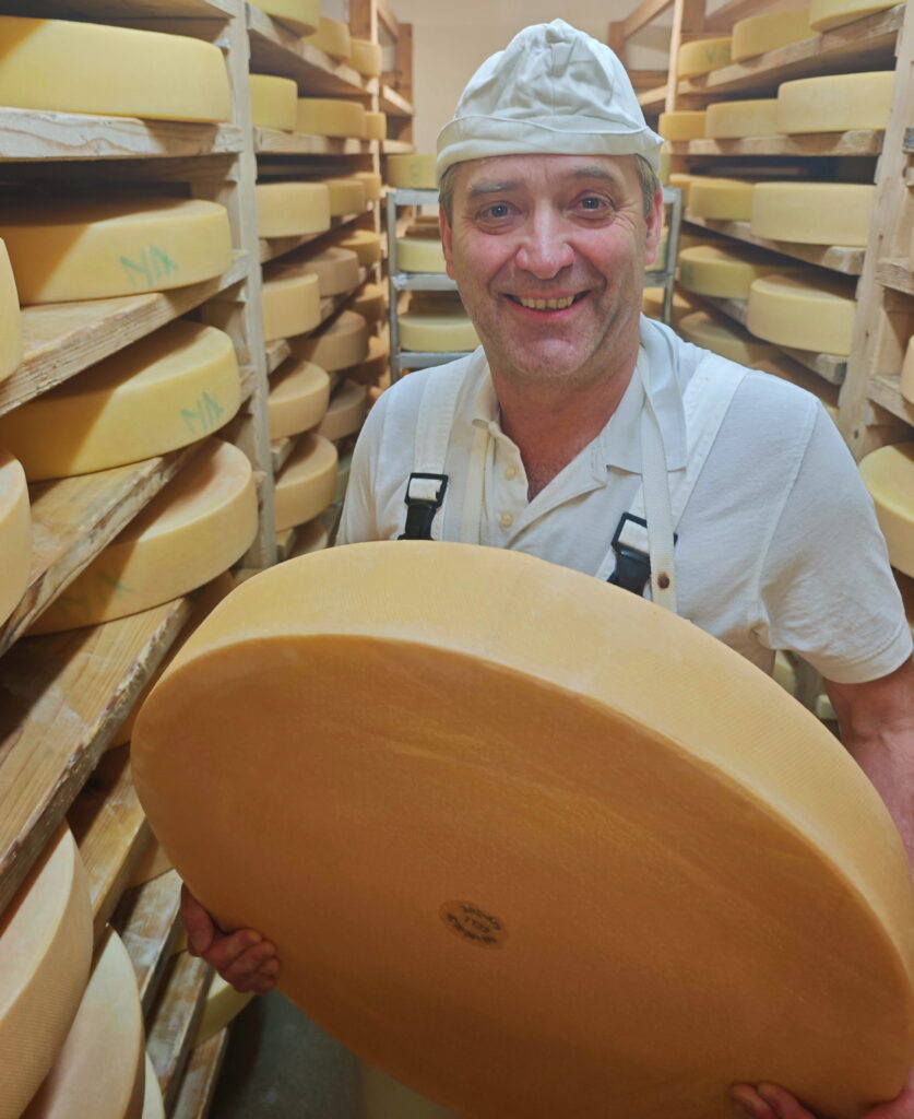 Der Kaser Edi im Käsekeller der Engalm