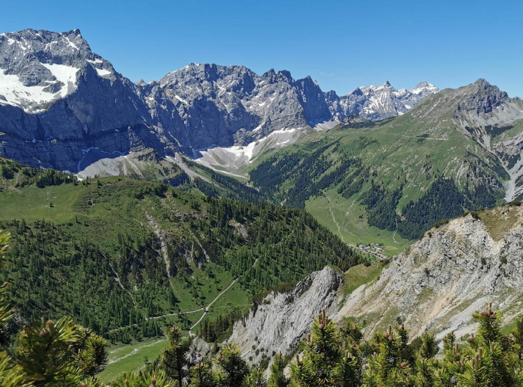 Blick in das Engtal, bei der Hahnenkampl Wanderung oberhalb der Binsalm