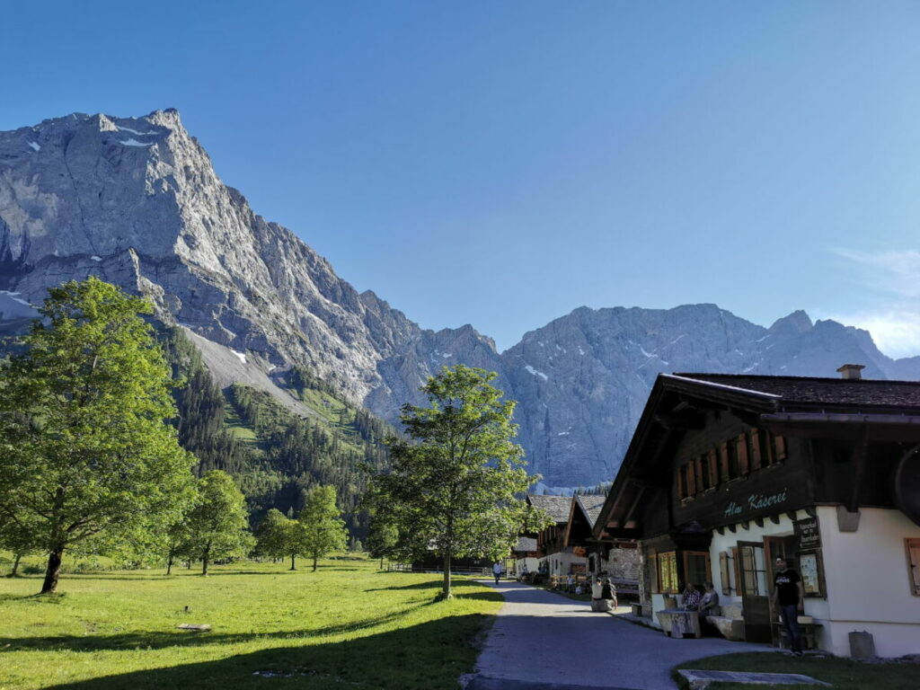 Rechts im Bild, die Alm Käserei in der Eng