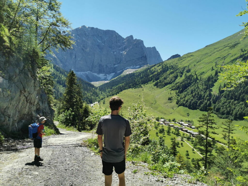 Der Blick von der Binsalm Wanderung hinunter auf die Eng: Unten das Almdorf, rechts oben das Hohljoch