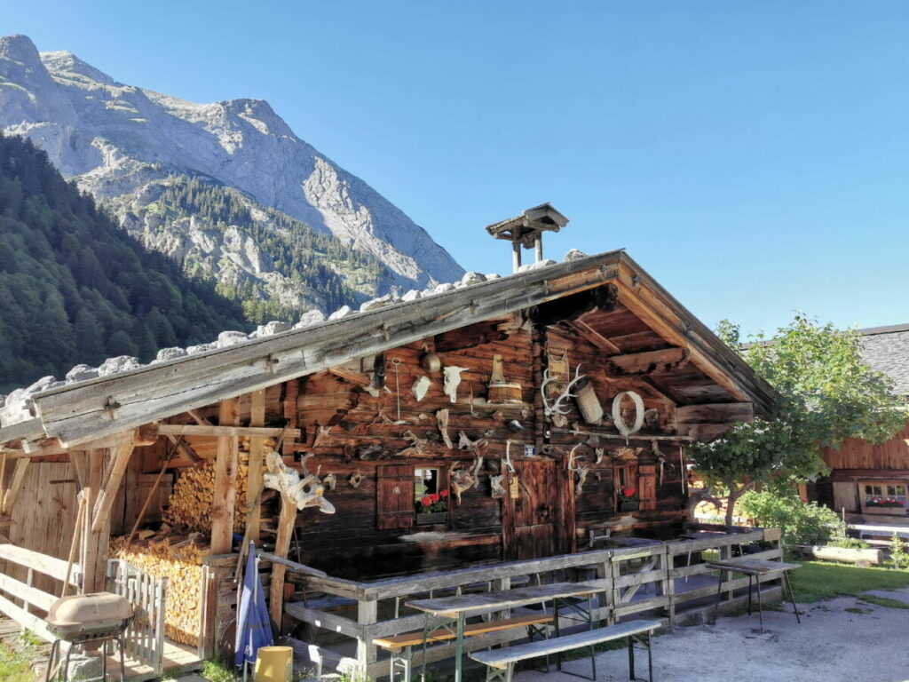 Musst du besuchen: Die urigen Hütten der Eng Alm, vom Parkplatz P10 bist du in rund 10 Minuten hier am Ahornboden