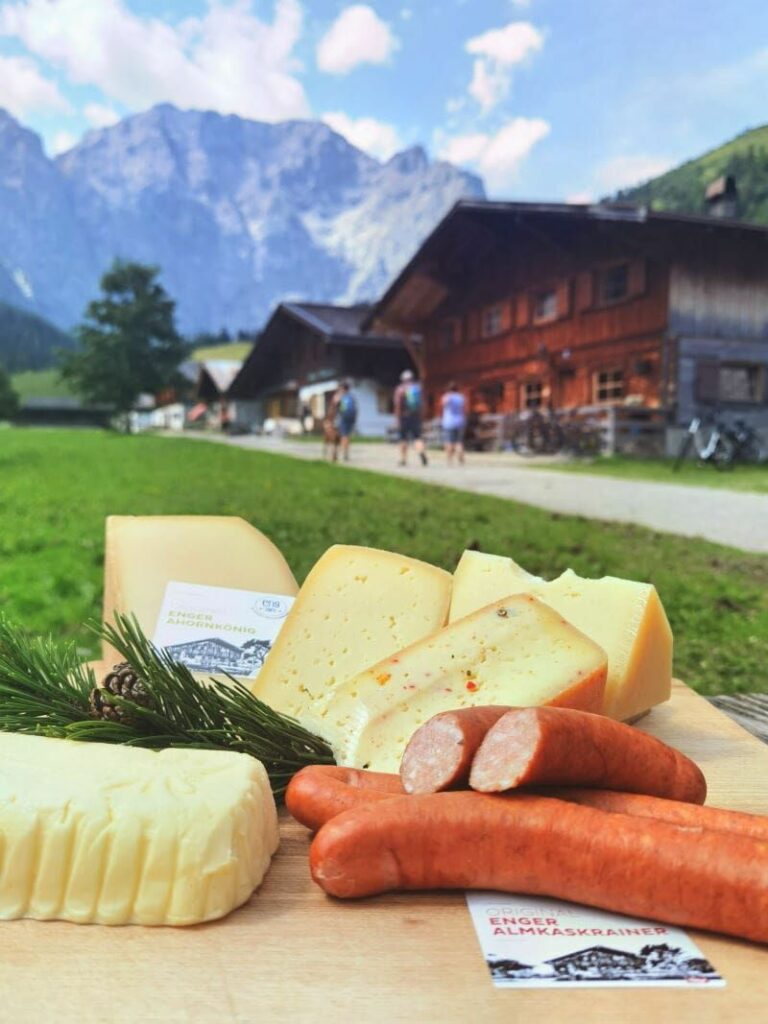 Die verschiedenen Produkte der Engalm - von der Butter, über den Käse bis zur Käsewurst