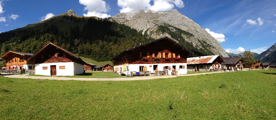 In einer der urigen Hütten in der Engalm übernachten