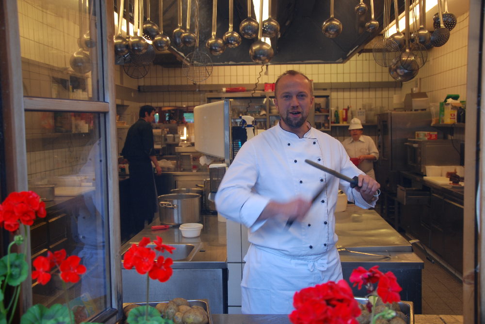 Der Blick in die Küche zum Küchenchef Walter - er kochtmit seinem Team all die guten Sachen...