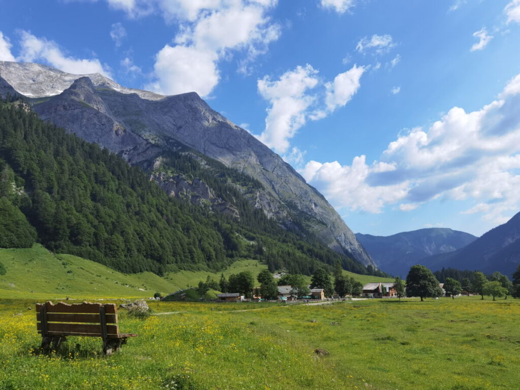 Rückblick zur Alm auf dem Weg in den Enger Grund - perfekt für eine Rast auf der Bank mit Ausblick