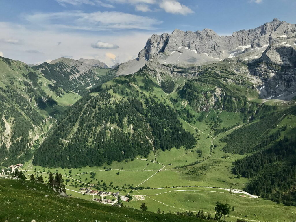 Das Engtal wird überragt vom steinernen Massiv der Lamsenspitze