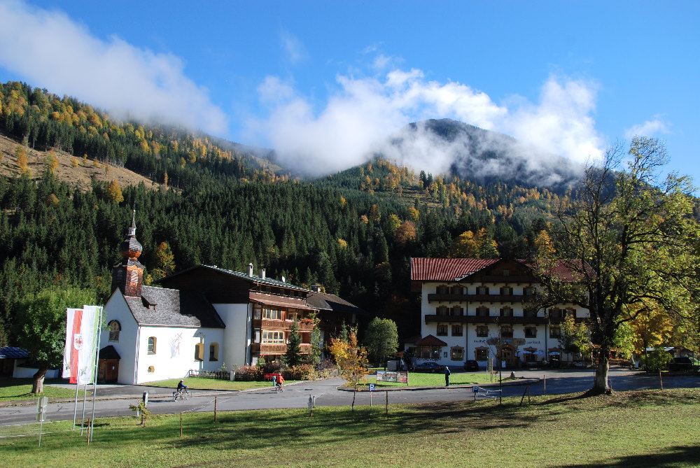 Rechts der Gasthof zur Post zum Übernachten, links die Kapelle in Hinterriß – zwischen Sylvensteinsee und Ahornboden im Karwendel