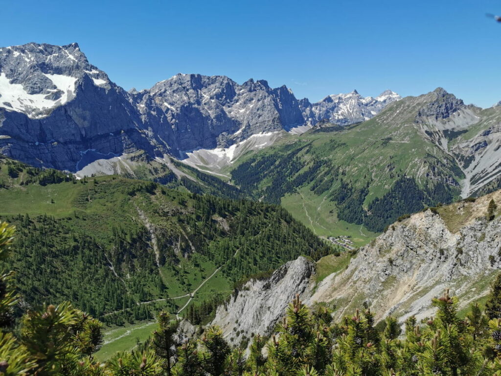 Panoramareich! Du siehst vom Hahnhkampl Wandersteig hinunter in die Eng und zum Hauptkamm des Karwendel