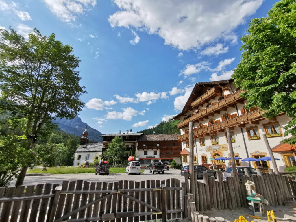  Der kleine Ort Hinterriß im Karwendel - 15 Kilometer vom Ahornboden  entfernt. Rechts der Gasthof zur Post zum Übernachten, links die Kapelle