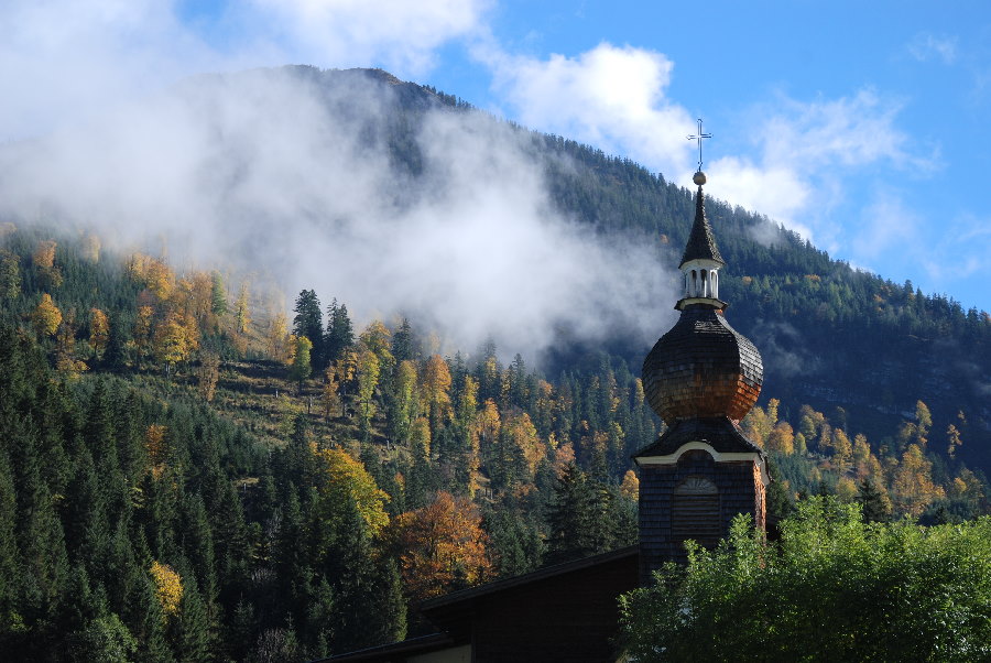 Ein Kirchturm - und viel Natur. Das ist der Ort im Karwendel