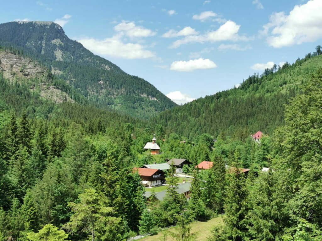 Der Blick aus dem Tortal auf die Siedlung Hinterriss - hier merkst du die Abgeschiedenheit