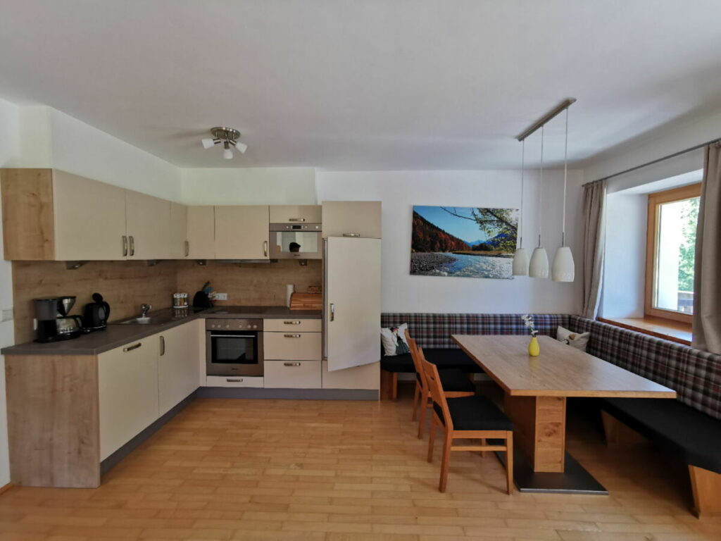 Hier der Blick in die moderne Ferienwohnung für 2-4 Personen: Das ist die Küche mit Sitzecke