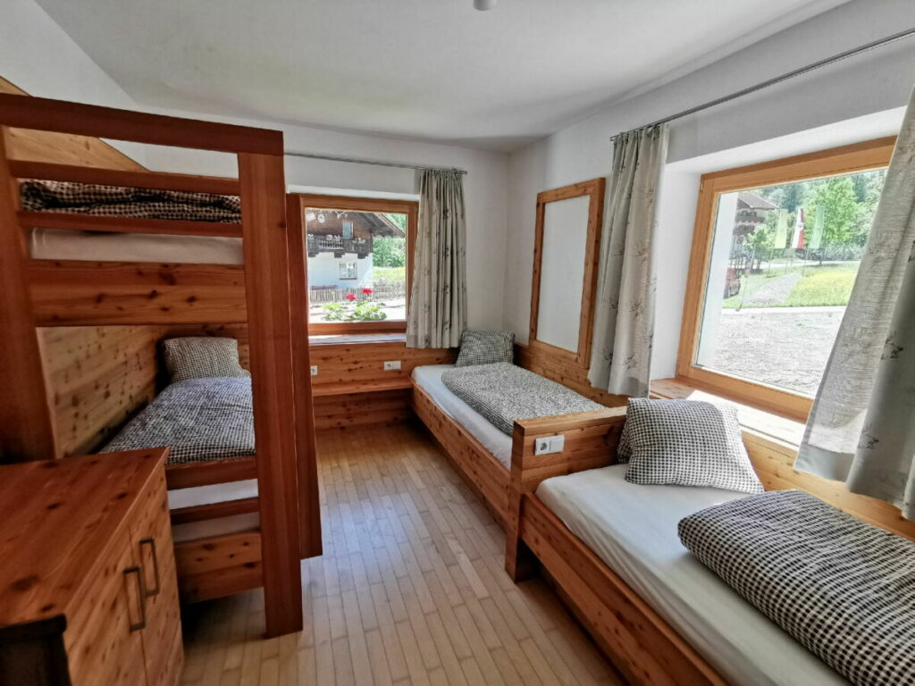 Hinterriss Ferienwohnung: In diesem Schlafzimmer finden vier Kinder gemütlich Platz 