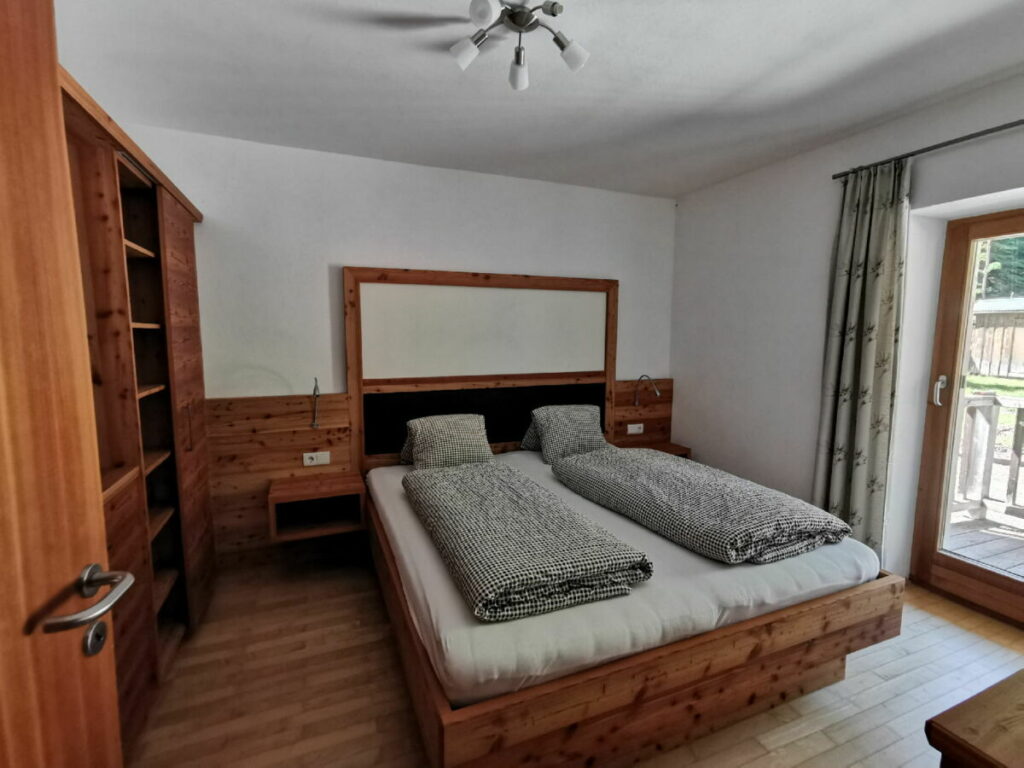 Das ist eines der Schlafzimmer mit Doppelbett in der Ferienwohnung in Hinterriss