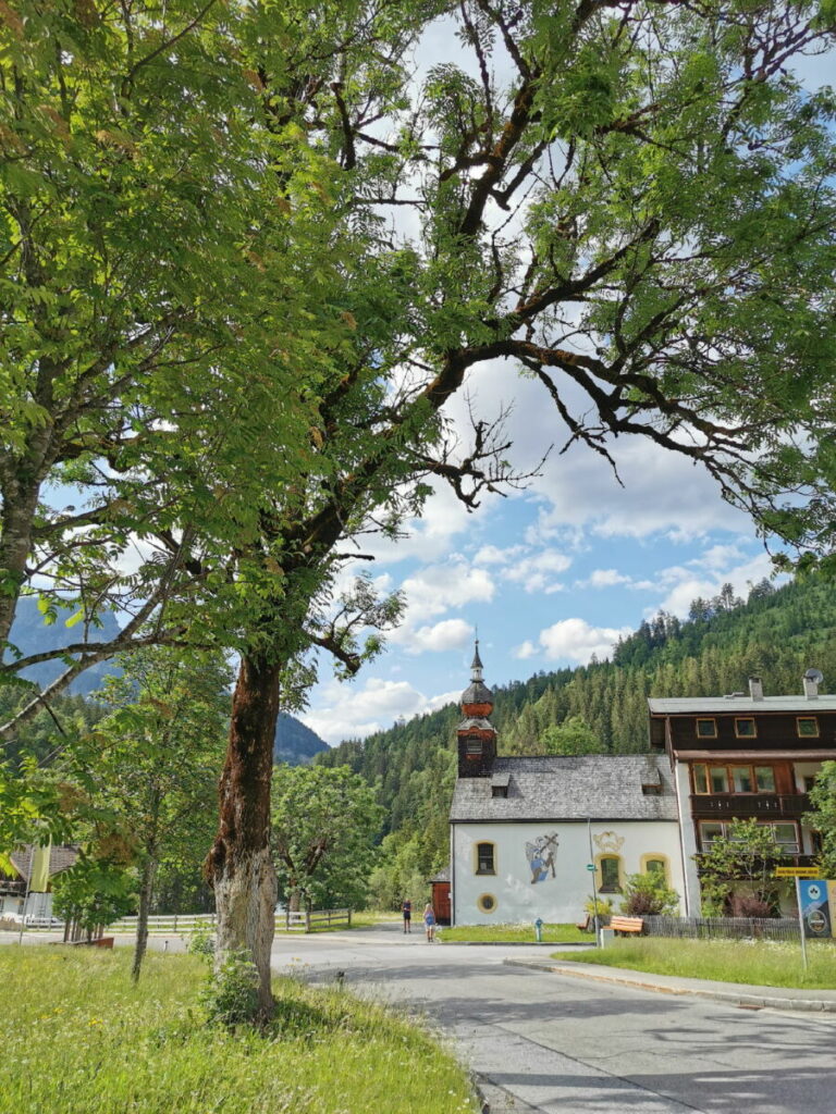 Direkt im Ort Hinterriss ist die kleine Kirche an der Landesstraße Richtung Ahornboden