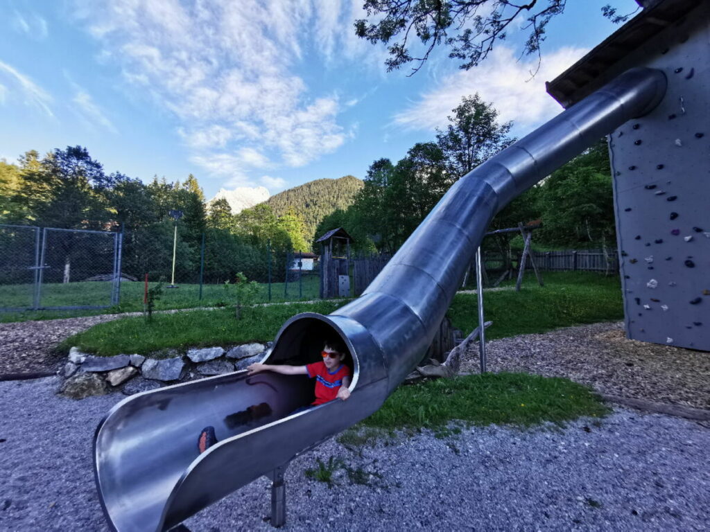 Das Herzstück am Spielplatz - die große Rutsche