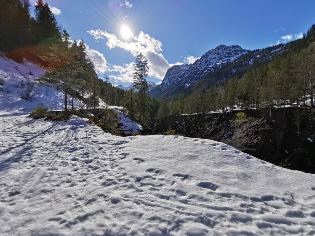 Ins Johannestal winterwandern - rechts fällt die Johannestalklamm ab