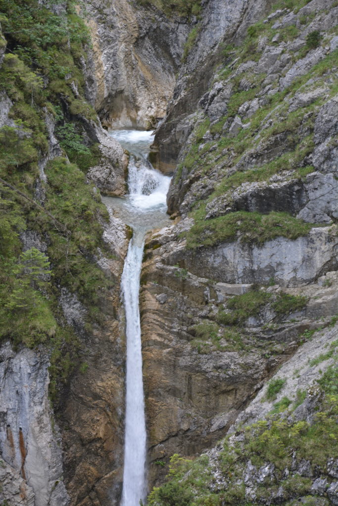 Blick vom Jungfernsprung auf en Wasserfall in der Tortal Klamm im Karwendel