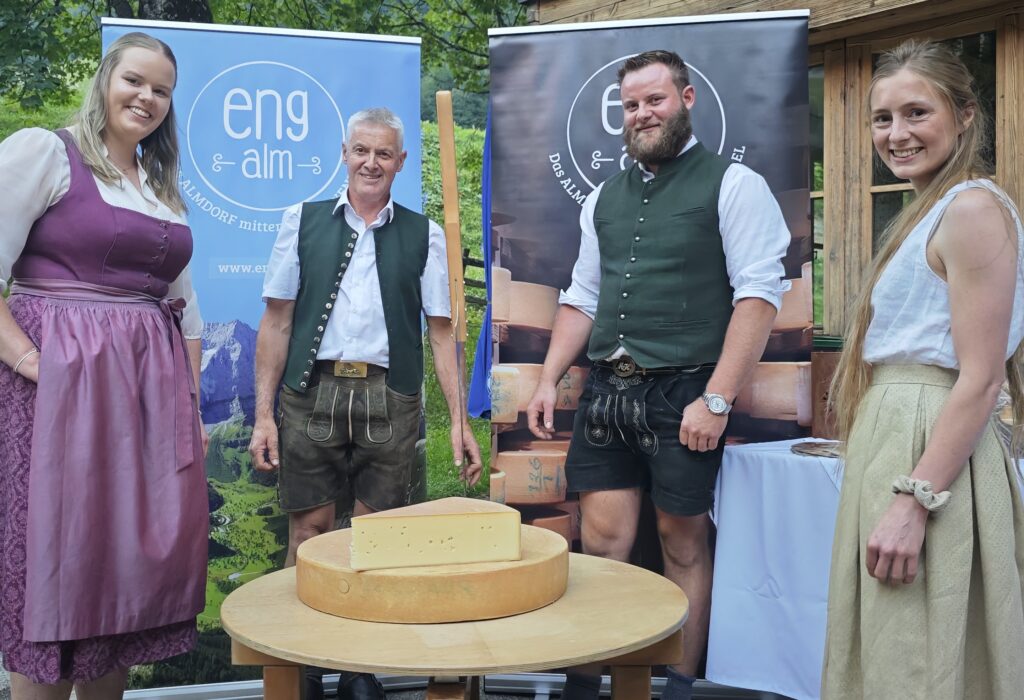 Zünftige Feier zum Käseanschnitt 2026 auf der Eng Alm - die beiden Käserinnen mit Eng Alm Obmann Hansjörg Reiter und seinem Stellverterter Martin Höger