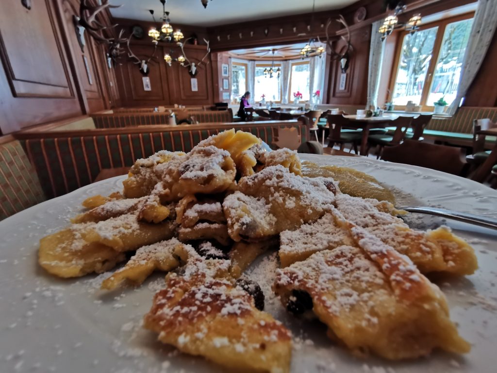 Kaiserschmarrn essen - im Winter in der Post in Hinterriß