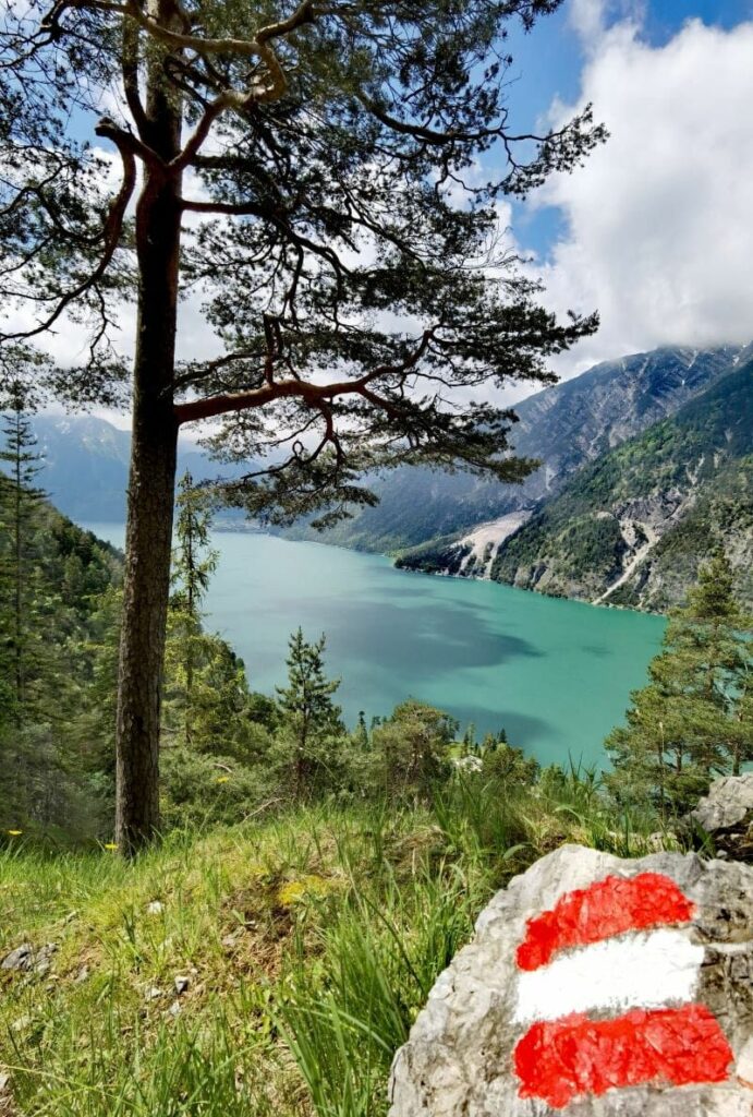 Blick über den Achensee auf das Karwendel - dahinter liegt der Ahornboden