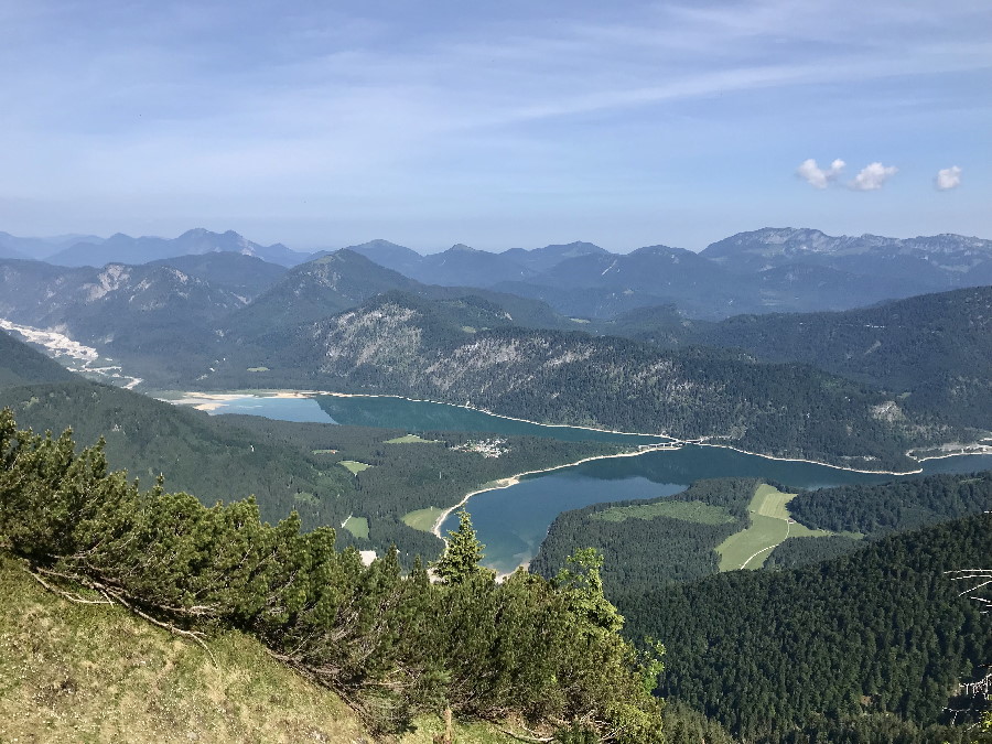 Der Sylvensteinsee von oben gesehen - beim Wandern in den Bergen