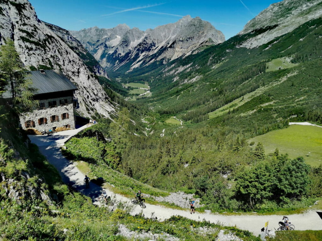 Oberhalb vom Kleinen Ahornboden hast du beim Hochalmsattel den Blick ins Karwendeltal