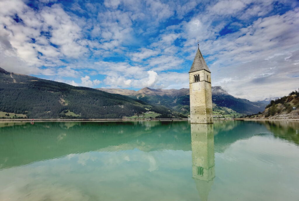 Der Kirchturm im See steht im Reschensee, nicht im Sylvensteinsee