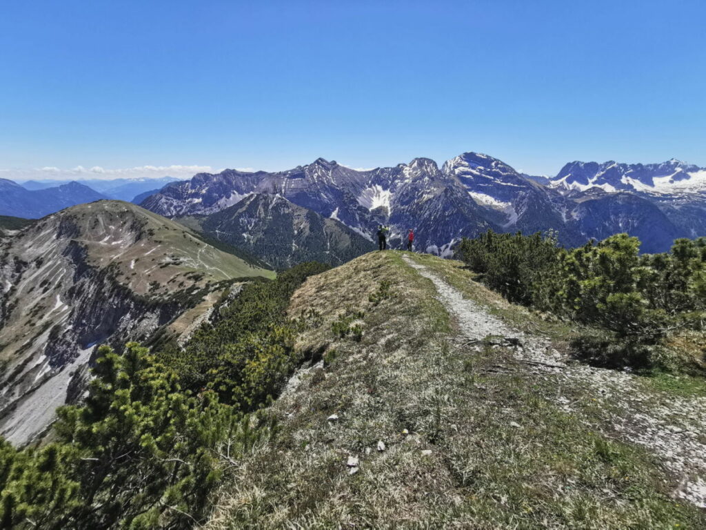 So geht die Kompar Wanderung weiter - links Richtung Satteljoch