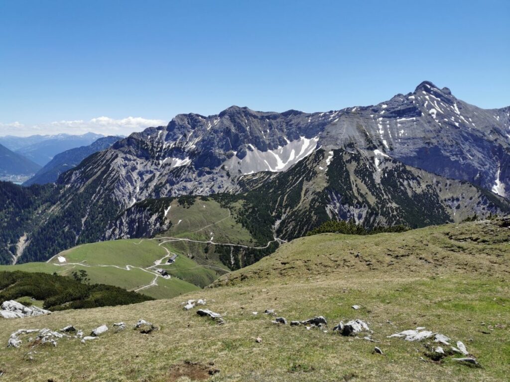 Ausblick am Satteljoch auf die Plumsjochhütte überragt von Bettlerkarspitze und Schaufelkarspitze